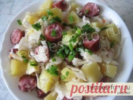 Зимний салат с квашеной капустой, колбасой и картофелем рецепт с фото