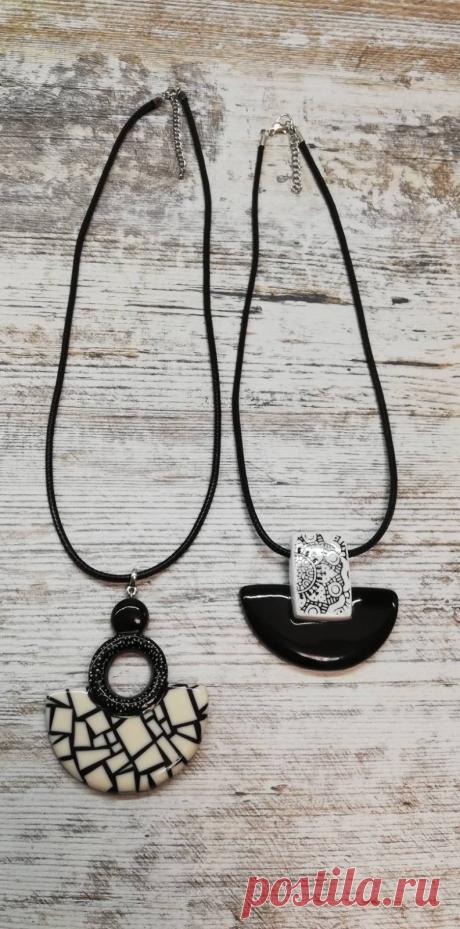 Кулоны из запекаемой полимерной глины. Покрыты глянцевым лаком. Фурнитура стального цвета. Шнур чёрный из искусственного материала.