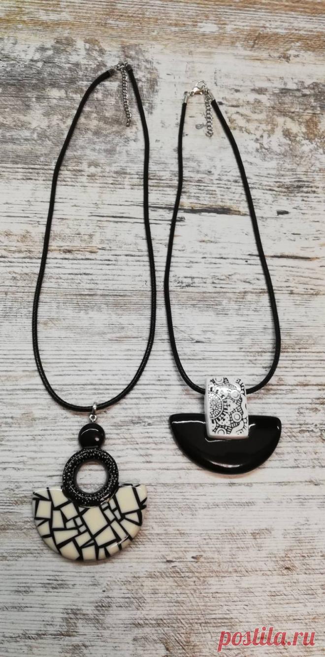 Кулоны из запекаемой полимерной глины. Покрыты глянцевым лаком. Фурнитура стального цвета. Шнур чёрный из искусственного материала.