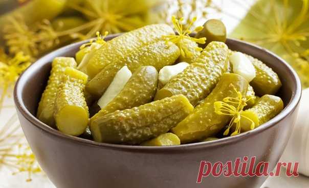Маринованные огурчики «Детские»
Я называю этот вариант огурчиков детским, т.к. уксус который обычно используется при консервации в больших дозах, заменён на лимонную кислоту в маленьком количестве.
Этим рецептом пользуюсь каждый год и кушают с удовольствием огурчики не только дети, но и взрослые!
Маринад (на 3-л банку):
2 ст.л. соли;
5 ст.л. сахара;
1,5 ч.л. лимонной кислоты.
Так как 3л банку с огурцами мы быстро не осилим, я закатываю в банки 1л (соответственно берем 3 ба...