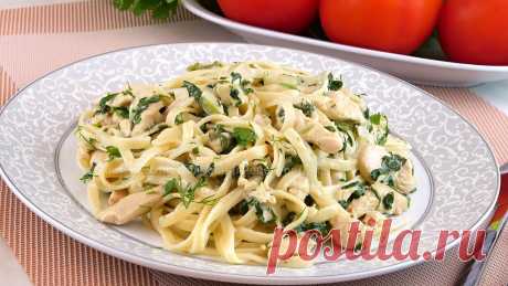 Намного вкуснее обычных макарон! Паста лингвини с курицей и шпинатом в сливочном соусе! Макароны любят в каждой семье, но, как правило, их подают в качестве обычного гарнира, а я хочу предложить рецепт полноценного самостоятельного блюда, которо...