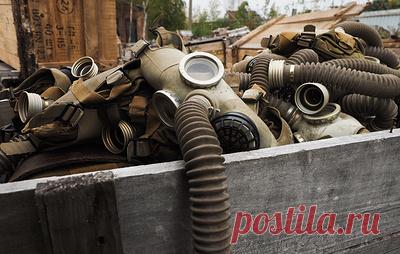 Четверо детей в Астраханской области получили травмы в результате игры с противогазом. Трое мальчиков и девочка подобрали противогаз и элементы к нему, после чего произошел хлопок