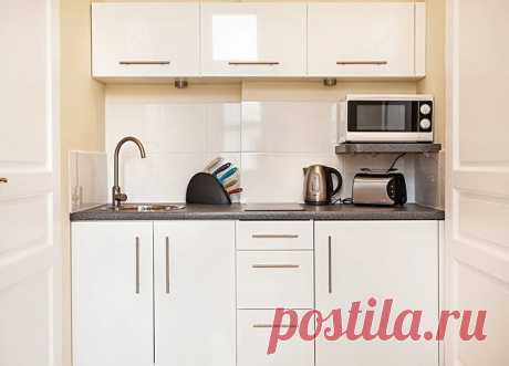 5 мест, куда поставить микроволновку на кухне Сегодня трудно представить кухню без СВЧ печи. Она давно уже вошла в повседневную жизнь человека и заслужила почетное место среди самых необходимых элементов на кухне. Однако это не маленький предмет, который можно где угодно поставить. Например, для размещения холодильника, плиты, мойки дизайнеры и инженеры-проектировщики придумали так называемый «рабочий треугольник», позволяющий рационально организовать пространство в комнате.