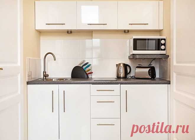 5 мест, куда поставить микроволновку на кухне Сегодня трудно представить кухню без СВЧ печи. Она давно уже вошла в повседневную жизнь человека и заслужила почетное место среди самых необходимых элементов на кухне. Однако это не маленький предмет, который можно где угодно поставить. Например, для размещения холодильника, плиты, мойки дизайнеры и инженеры-проектировщики придумали так называемый «рабочий треугольник», позволяющий рационально организовать пространство в комнате.