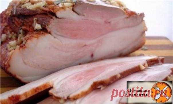 Сало в луковой шелухе Продукты: 1. Свиное сало с прослойками мяса — 1 Кг 2. Луковая шелуха с 1 кг лука 3. Соль — 3 ст. ложки с горкой 4. Лавровый лист — 10 шт 5. Чеснок (головка) — 1 шт 6. Красный перец — по вкусу