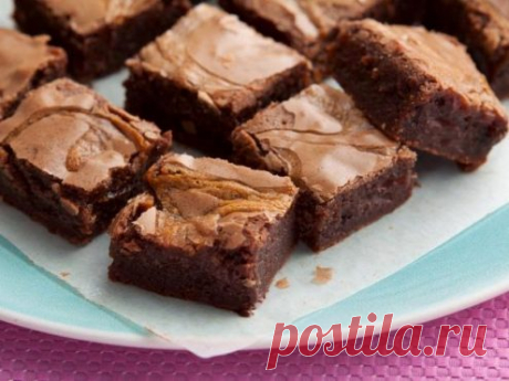 Пирожные «Брауни с завитками из арахисовой карамели» — рецепт