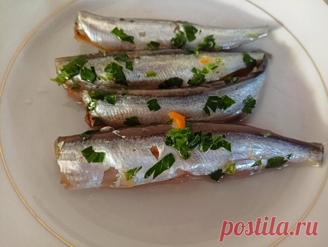 Как легко и просто приготовить вкусную солёную мойву (или кильку). Самую нежную и ароматную | Вкусная еда без труда | Дзен