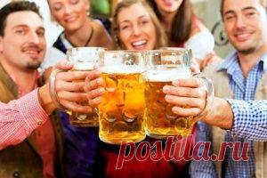 ОПРЕДЕЛЕНО ЛУЧШЕЕ БЮДЖЕТНОЕ НАПРАВЛЕНИЕ ДЛЯ ЛЮБИТЕЛЕЙ ВЫПИТЬ!
Будапешт стал самым привлекательным туристическим городом для любителей недорогих алкогольных напитков. Столица Венгрии, согласно данным аналитиков портала PostOffice, оказалась европейским городом с самым дешевым спиртным.
Так, бутылка пива обойдется туристам в Будапеште всего в 1,2 EUR, а бокал вина можно приобрести за 1,4 EUR.