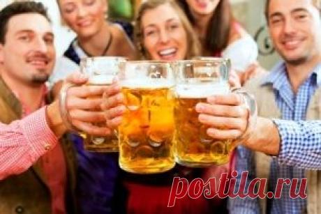 ОПРЕДЕЛЕНО ЛУЧШЕЕ БЮДЖЕТНОЕ НАПРАВЛЕНИЕ ДЛЯ ЛЮБИТЕЛЕЙ ВЫПИТЬ!
Будапешт стал самым привлекательным туристическим городом для любителей недорогих алкогольных напитков. Столица Венгрии, согласно данным аналитиков портала PostOffice, оказалась европейским городом с самым дешевым спиртным.
Так, бутылка пива обойдется туристам в Будапеште всего в 1,2 EUR, а бокал вина можно приобрести за 1,4 EUR.