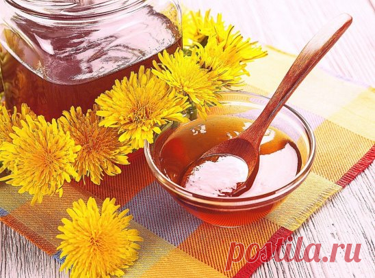 Как приготовить целебное варенье из одуванчиков. 
В мае вокруг очень много одуванчиков. Вы можете приготовить из них вкусное варенье, восстанавливающее клетки печени и желчного пузыря, очищающее кровь. Оно помогает организму выводить вредные вещества и избыточный холестерин, лечит атеросклероз и улучшает память. 
Что вам понадобится: 
• цветки одуванчика — 300 шт., 
• сахар — 1 кг, 
• вода — 3 стакана, 
• лимон — 1 шт. 
Соберите 300 цветков одуванчика с желтой головкой вместе с чашелистиками,