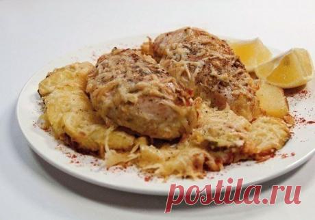 Очень сочные куриные грудки, запеченные в сливках под сыром!

на 100грамм - 116,2 ккал, Б/Ж/У - 13,17/4,93/4,25

Ингредиенты:

Куриное филе — 2 шт.
Чеснок — 2 зубчика
Консервированные помидоры ( порезаные) — 2 ст.л.
Лимон — 1/2 шт.
Сливки — 100 г
Сыр (нежирный) — 100 г
Растительное масло — 1 ст.л.
Луковица — 1 шт.
Немного соли и черного молотого перца
Молодой картофель для гарнира —2-3 шт.

Приготовление:

1. Промытые и очищенные от шкурки грудки, шпигуем двумя-тремя мелко...