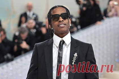 A$AP Rocky перепрыгнул через фанатку и извинился. Рэпер Раким Майерс, известный под псевдонимом A$AP Rocky, оперся на лицо девушки из толпы во время прыжка через ограждение, а затем извинился перед ней в соцсетях. Случай произошел в Нью-Йорке, США, перед ежегодным благотворительным балом Met Gala. Исполнитель решил перепрыгнуть барьер.