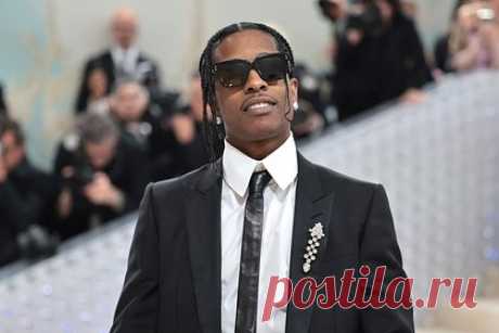 A$AP Rocky перепрыгнул через фанатку и извинился. Рэпер Раким Майерс, известный под псевдонимом A$AP Rocky, оперся на лицо девушки из толпы во время прыжка через ограждение, а затем извинился перед ней в соцсетях. Случай произошел в Нью-Йорке, США, перед ежегодным благотворительным балом Met Gala. Исполнитель решил перепрыгнуть барьер.