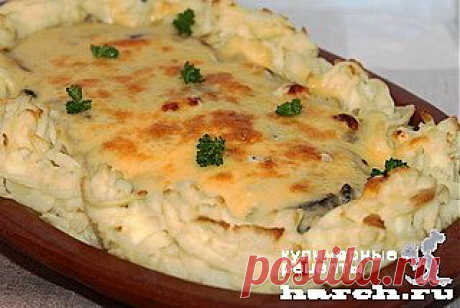 Язык, запеченный с грибами и картофельным пюре по-боярски.