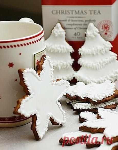 11 рецептов сахарной глазури, чтобы подойти творчески к украшению печенюшек.
Ванильная глазурь

Ингредиенты:

- сахарная пудра - 0,5 ст
- молоко - 1 ч.л.
- соль - щепотка
- сливочное масло - 1 ч.л.
- ванилин - 1 уп.

Приготовление:

Растопите масло и добавьте остальные ингредиенты. Мешайте до кремообразного состояния. Масло растапливаем в сотейнике, добавляем к нему молоко и соль, растворяем сахарную пудру. Все перемешиваем до консистенции сметаны или крема. В готовую глаз...