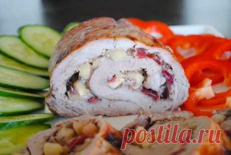 Невыразимая легкость кулинарного бытия... Рулет из свинины с яблоками, клюквой и голубым сыром.