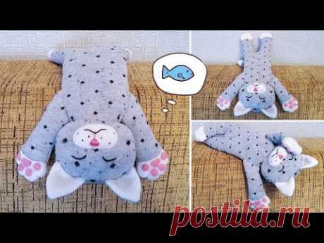 Милый котенок сладко спит и видит сны 🐟 Котенок из носков  🐱🧦 DIY Cute sleeping kitten out of socks