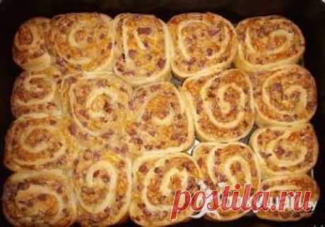 Вкусные розочки из колбасы и сыра 
 Пикантные розочки – вкусная выпечка с пикантной начинкой из колбасы и сыра. Вкусна как горячем, так и в холодном виде. Идеально сочетается с салатом из овощей. Ингредиенты:...