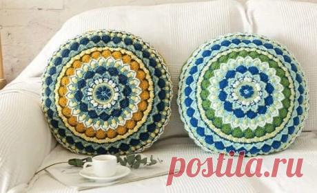 Интерьерная многоцветная подушка крючком. Схема. / knittingideas.ru