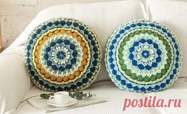 Интерьерная многоцветная подушка крючком. Схема. / knittingideas.ru