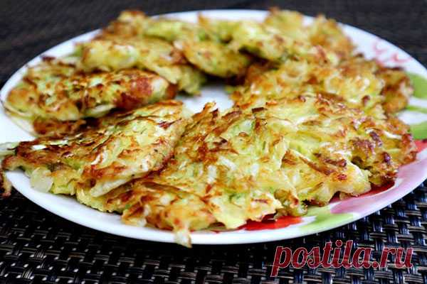 Капустные оладьи с плавленым сырком ⋆ Кулинарная страничка Готовятся очень легко и быстро. Получаются вкусными, сочными, нежными, сытными и аппетитными. А если ещё со сметанкой, то пальчики оближите! Ингредиенты: 200 гр капусты 1 репчатый лук 1...