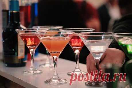 В России предложили ограничить продажу алкоголя гражданам до 21 года. Продажу крепкого алкоголя гражданам до 21 года необходимо запретить для того, чтобы сохранить здоровье молодых поколений. Это также актуально для обеспечения роста ожидаемой продолжительности жизни. Об этом в разговоре с «Лентой.ру» заявил член Общественной палаты (ОП) Сергей Рыбальченко.