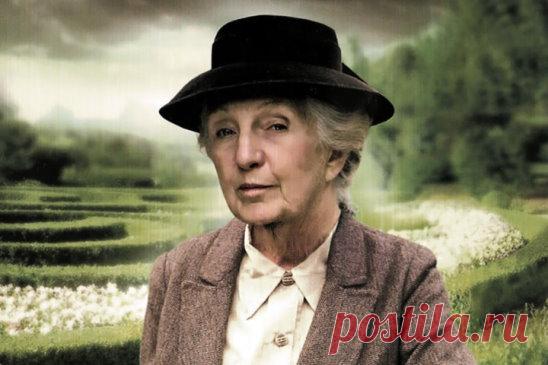 ПУТЕВОДИТЕЛЬ ПО РОМАНАМ АГАТЫ КРИСТИ: МИСС МАРПЛ
Как обычная британская «бабушка у подъезда» стала одним из главных сыщиков мировой литературы