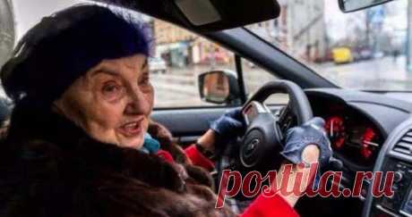Ситуация: Заправка, касса, бабуле, 2 амбала. Толпа делится пополам: одни достает телефоны, вторые – корвалол. - Зеркало