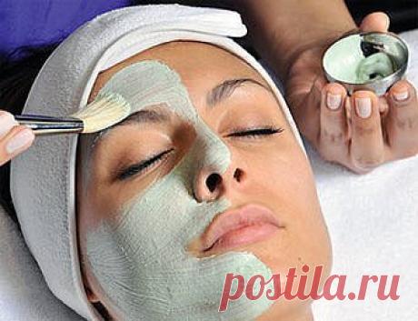 Омолаживающие маски для лица в домашних условиях
Наверное, нет женщины, которая бы не хотела выглядеть привлекательно, даже когда ведет за руку внука. Но современный ритм жизни, неправильное питание, стрессы оставляют печать в первую очередь на женском лице, делая его не только соответствующим истинному возрасту, но и иногда намного старше.
Говорить сейчас о здоровом образе жизни, правильном питании и регулярных физических нагрузках для женщин после 40 лет, которым до пенсии еще далеко, а дома