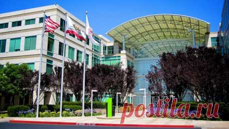 Насколько подорожают iPhone, если их собирать в Америке «Designed by Apple in California. Assembled in China» — эта надпись, знакомая большинству из вас, у многих вызывает весьма противоречивые чувства. Конечно, клишированное «Made in China» смотрелось бы куда менее элитарно, однако само упоминание Китая в цепи производства способно как минимум насторожить. Избежать же разного рода недомолвок и едких высказываний в стиле «даже Apple…» можно путем переноса производства iPhone прямо в США. Но не…