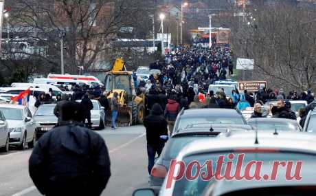 Смогут ли Белград и Приштина избежать нового кровопролития в Косово. В выходные резко обострилась ситуация в Косово, сербы на севере региона соорудили баррикады и перекрыли шоссе. И хотя все стороны конфликта, кроме Приштины, демонстрируют сдержанность, Сербия оказалась перед самым сложным выбором