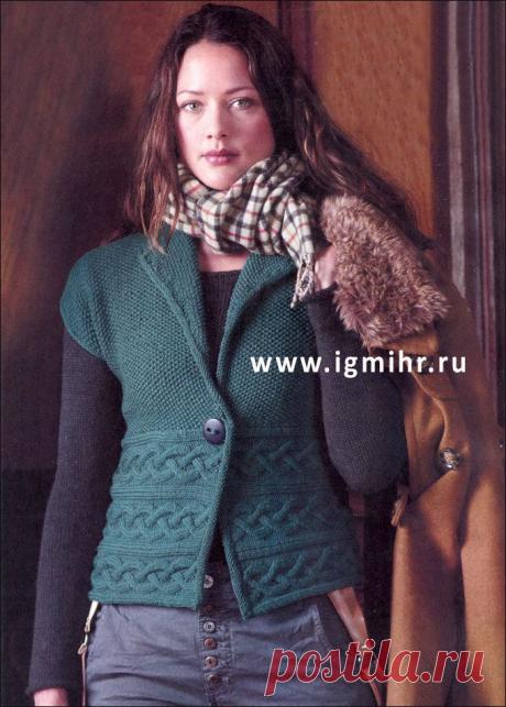 Жилет темно-зеленого цвета с аранским узором. Спицы