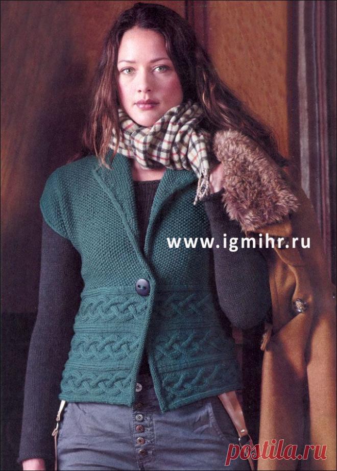 Жилет темно-зеленого цвета с аранским узором. Спицы