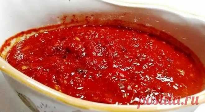 Аджика: САМЫЙ вкусный РЕЦЕПТ! Аджика по этому рецепту получается густой, с ярким, насыщенным ароматом, вкусом. Наличие чеснока, хрена и острого перца, делает соус острым и пикантным. Ингредиенты: помидоры, 2 кг; перец сладкий, 10 шт; острый перец, 3 – 4 шт; чеснок и хрен по 200 г; сахар, 1—г; соль, 2 – 3 ч.л; уксус, 70 мл; петрушка, укроп. Приготовление: …