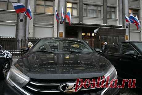 В Госдуме оценили депутатскую Lada Vesta. Член комитета Госдумы по транспорту Александр Толмачев оценил новый автомобиль Lada Vesta. Он отметил, что испытал указанное транспортное средство во время снежной зимы. Толмачев в том числе посетил маленькие деревни, доступ к которым был затруднен.