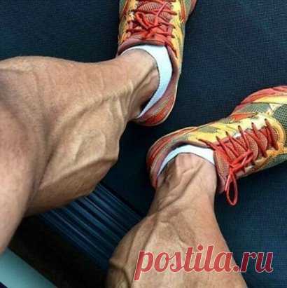 ЭФФЕКТИВНЫЙ ТРЕНИНГ ИКРОНОЖНЫХ МЫШЦ. 
Еще в эпоху золотой эры культуризма спортсмены опытным путем установили, что для тренировки разных групп мышц необходим разный диапазон повторений. 
Так, Арнольд Шварценеггер в своем знаменитом трехтомнике «Энциклопедия современного бодибилдинга» (издательство «Физкультура и спорт», 1993 г.), написанным в соавторстве с Биллом Доббинсом, называет следующие цифры: 8–12 повторений для верхней части тела и 12–15 для ног, «…и выполнять каждый подход 