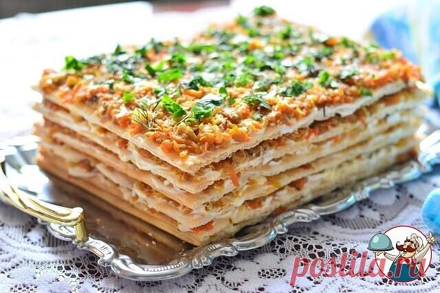 Закусочный торт из вафельных коржей с консервами

Скумбрия консервированная - 240 гр,

Коржи вафельные - 4 шт,

Морковь- 1 шт,

Яйца- 3 шт,

Грецкие орехи- 50 гр,

Твёрдый сыр- 70 гр,

Майонез - 200 гр,

Укроп - 15 гр,

Соль- по вкусу,

Подготовить все ингредиенты для укладки слоями на торт. Яйца варим и остужаем. Чистим морковь и натираем ее на терке (можно отварить ее заранее, можно взять сырую). Ядра грецкого ореха рубим и добавляем к моркови, солим, добавляем часть май...