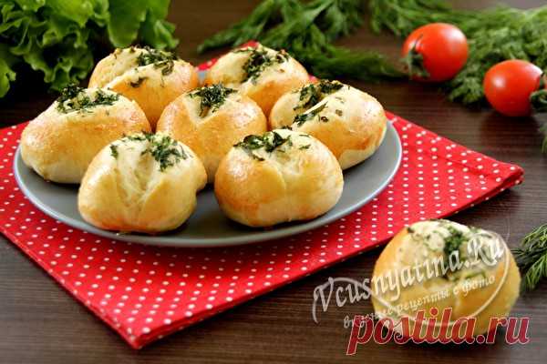 Пирожки с чесноком и зеленью: рецепт с фото Рецепт с фото по приготовлению вкусных пирожков с чесноком и зеленью. Такие пирожки интересны, как самостоятельная закуска, так и к щам и борщам тоже.
