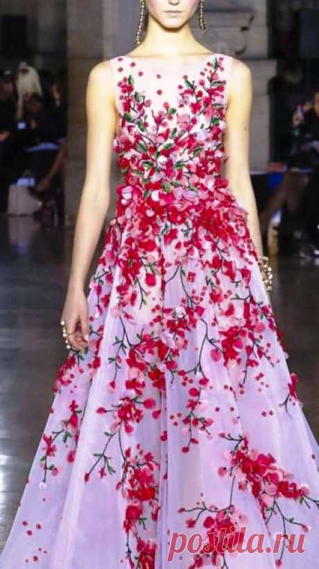 Georges Hobeika весна-лето 2017 -- роскошные наряды с восточной ноткой 

Работы ливанского модельера Georges Hobeika заставляют поверить в любовь с первого взгляда: гармония цвета и тканей, женственные силуэты и роскошная вышивка — все это поражает воображение искусность…