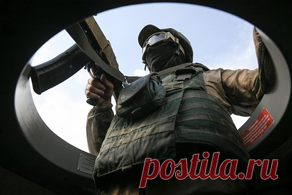 В ДНР сообщили о блокировании российскими военными трассы Покровск — Угледар. Трасса Покровск — Угледар на данный момент перерезана российскими военнослужащими. Об этом сообщил советник врио главы ДНР Игорь Кимаковский. Ранее сообщалось, что российские силы вошли в Угледар, на данный момент идут бои с Вооруженными силами Украины (ВСУ) на окраинах.