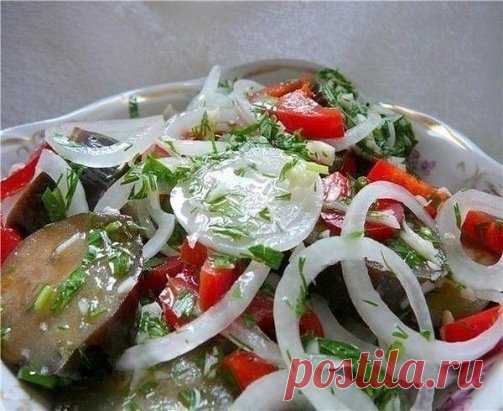 Быстрый рецепт маринованных баклажанов
(Изумительные баклажаны и отличный вкус!!!)
Ингредиенты:
баклажаны небольшие — 5 шт.
перец болгарский — 3 шт.
лук среднего размера — 3 шт.
уксус — 125 мл (Очень много,регулируйте на свой вкус!)
растительное масло — 60 мл
вода для приготовления рассола — 500 мл
чеснок — 8 зубчиков
соль — 1 ст. л. с горкой
зелень петрушки —
Приготовление:
Баклажаны помыть, срезать листики и проварить в течении 5 минут.
Остудить и нарезать кольцами толщиной около 1.5 сантиме