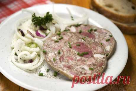 Рецепт чешского студня (тлаченки)  Рецепт чешского студня (тлаченки)  Порций 10. Ингредиенты: 1 свиная рулька, 2 свиные нож ы, 1 морковь, 1 луковица, 100 г копченого шпика, 50 г изюма, 500 мл воды, соль, перец. Приготовление: Рульку залить водой, дать закипеть и варить в течение 3 часов. Затем опустить в бульон морковь и лук, добавить соль и перец по вкусу. Варить еще полчаса. Изюм промыть и замочить на час. За полчаса до готовности отправить в кастрюлю с бульоном. Удалите овощи, добавьте наре…