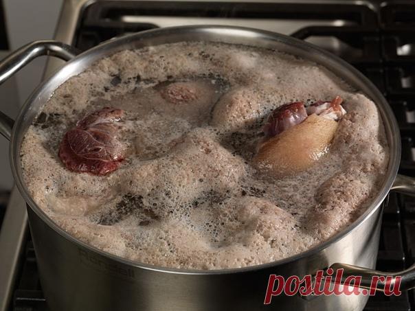 ПОДПИШИСЬ НА НАШ ПАБЛИК  Хозяйка на кухне!

БУДЬТЕ БДИТЕЛЬНЫ ПРИ ВАРКЕ СУПА
Обычно мы заливаем мясо холодной водой и, дожидаясь закипания, тут же начинаем снимать пенку. Пенка на поверхности бульона есть ни что иное, как…

Обычно мы заливаем мясо холодной водой и, дожидаясь закипания, тут же начинаем снимать пенку. Пенка на поверхности бульона есть ни что иное, как свернувшийся белок.

При нагревании в холодной воде растворившиеся белки и минеральные соли переходят в воду,...