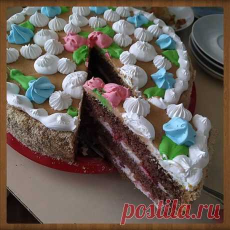 Торт ко дню рождения

Ингредиенты
БИСКВИТ:
6 шт яйцо
3 ст.л какао
150 г сахар
200 г мука
2 ч.л разрыхлитель
Сироп для пропитки коржей
Посыпку из печенья
СМЕТАННЫЙ КРЕМ-СУФЛЕ С:
400 г сметана 20%
6 ст.л сахар
0,5 ч.л ванилин
10 г желатин
80 г молоко (для замачивания желатина)
КРЕМ ИЗ ВАРЁНОЙ СГУЩЁНКИ:
380 г вар. сгущёнка
200 г сливочного масла

Как приготовить
Подготовить ингредиенты для шоколадного бисквита. Всыпать в муку: 3 ст.л какао, разрыхлитель - перемешать и просеят...