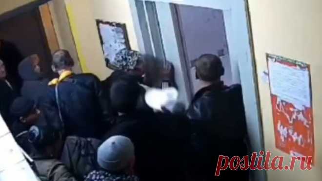 Спасение толпы людей, застрявшей в многоэтажке, попал на видео. В одном из многоквартирных домов Новосибирска в лифте застряла сразу толпа народу. Вызволил всех один из жильцов дома. "Спасательную операцию" зафиксировала камера, установленная в подъезде. Видео с нее опубликовал Telegram-канал ...