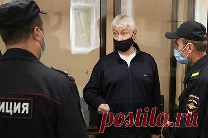 Суд освободил от наказания осужденного на 12 лет бывшего главу российского банка