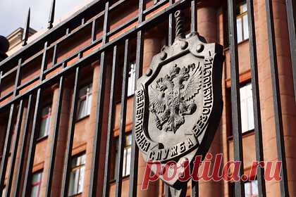 ФСБ задержала двух агентов СБУ за сбор секретных данных. Сотрудники ФСБ задержали Зиновия Коваля и его сына Игоря Коваля, работавших на СБУ. По данным спецслужбы, они собирали материал о стратегически важных российских предприятиях. В машине задержанных оперативники нашли короткоствольное и автоматическое оружие и средства индивидуальной защиты.