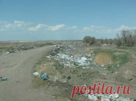 вот такие кучи мусора можно видеть на автотрассе Благовещенка -Кулунда