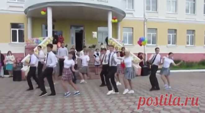 Зажигательный танец выпускников и бесподобная учительница! Вот как нужно праздновать выпускной в школе! 
Мы уже много раз видели фото пьяных или одетых как уличные девки выпускников. И вроде уже смирились с «потерянным» поколением, но есть ещё и прекрасные выпуски которыми хочется гордиться! Смотря на к…