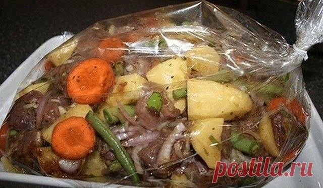 Основные секреты готовки в рукаве.

Наверное, каждая хозяйка хочет, чтобы приготовленные ей блюда были вкусными, ароматными, сочными, но при этом не слишком жирными и вредными для здоровья. Есть несколько способов получить ароматное и сочное блюдо, приготовленное с минимумом жира, один из них — запекание в рукаве. Как готовить в рукаве?

Рукав для запекания представляет собой длинный и плотный жаростойкий полиэтиленовый пакет. В него укладываются продукты, рукав завязывает...